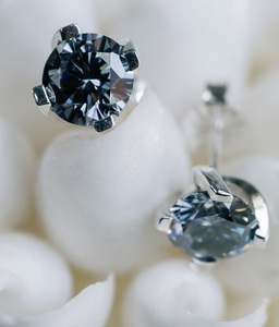 ต่างหูเพชรโมอิสสีเทาชุดทอง14K ลายมงกุฎที่ได้รับการรับรอง Gia ทรงกลม - Product Image 3