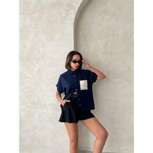 Blusa de Lino Crudo Azul Marino para Mujer Topshow con Apliques de Bolsillo, Venta al Por Mayor - Product Image 3