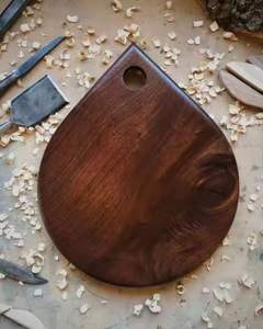 Planches à découper artisanales naturelles à la mode planche à découper en bois d'acacia personnalisée avec de la résine de style américain en gros - Product Image 3