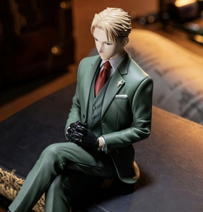 Figura Coleccionable de PVC de <span class=keywords><strong>Loid</strong></span> <span class=keywords><strong>Forger</strong></span> en Versión Sentado de Twilight, con Licencia Oficial, en Caja Original para Fans de Spy Family - Product Image 3