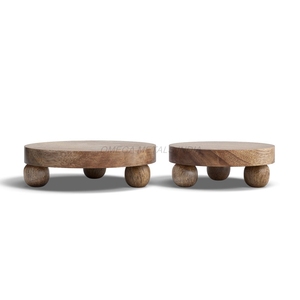 Plateau en bois de manguier de qualité supérieure de couleur miel chaude avec forme circulaire élégante et finition lisse idéal pour servir et afficher - Product Image 2