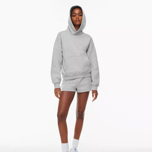 Chándal de fitness informal de 2 piezas de alta calidad OEM para mujer Sudadera con capucha de manga larga Pantalones cortos hasta la rodilla Estampado de tela polar transpirable - Product Image 1