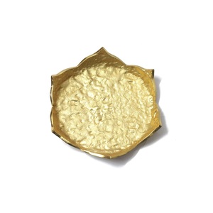 Le matériau du plateau en laiton résiste naturellement à la corrosion et développe gracieusement souvent une patine riche au fil du temps qui fait appel au vintage. - Product Image 1