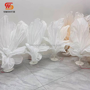 Installation artistique géante en soie faite à la main, de luxe et sur mesure, pour la décoration de la scène de mariage, de l'allée et comme centre de table, avec fleur géante décorative - Product Image 4