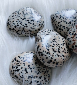 Arte y Coleccionable de Tallado de Sombra de Corazón Dálmata con Gema Natural Hecha a Mano para Traer Armonía y Alegría - Product Image 2