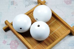 Perles en bois blanc, forme personnalisée et perles en bois colorées, façonnées et dimensionnées à la main, produit artisanal indien - Product Image 2