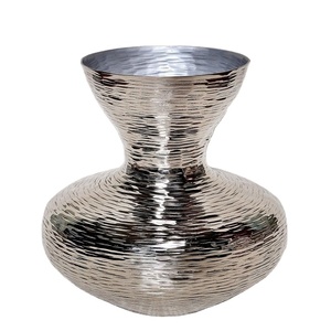 Pots de fleurs en métal poli miroir Vases à fleurs décoratifs de table au design attrayant Pots d'intérieur et d'extérieur de la plus grande qualité - Product Image 1