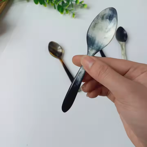 Juego de cucharas de cuerno de buena calidad con mesa con mango de madera Respetuoso con el medio ambiente por Crescent Crafts - Product Image 5