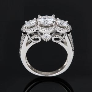 Anillo de Compromiso de Moissanita con Corte Brillante VVS1, Diseño de Flor con Halo de Tres Piedras, Engaste Pavé, Lujoso y Moderno, Anillo S925 - Product Image 4