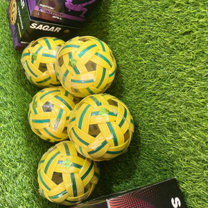 ลูกบอลกีฬาผลิตในอินเดีย ราคาส่งที่ดีที่สุด ลูกฟุตบอลเซปาตักรว์แบบถักจากพีวีซี คุณภาพพรีเมียม สำหรับส่งออก บรรจุภัณฑ์แบบกำหนดเอง - Product Image 1