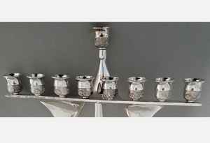 Haute demande, nouveau design, fait main, en satin uni brillant, Menorah à 9 bras, Porte-bougie, Meilleurs chandeliers métalliques pour Hanoucca, Pots à bougies - Product Image 3