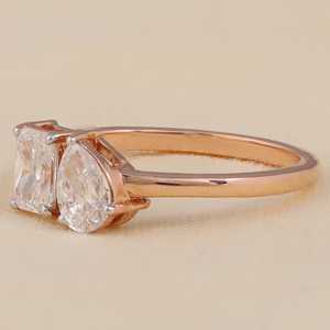 Anillo de Compromiso Toi Et Moi con Diamante Cultivado en Laboratorio, Corte Esmeralda Radiante y Corte Pera, en Plata de Ley/Oro/Platino, Claridad VS1 - Product Image 6