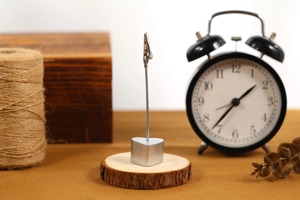 Support de clip de note de base en coeur argenté avec tige de fil et pince crocodile idéal pour l'affichage de cartes de bureau décoration de table d'événement élégant - Product Image 6