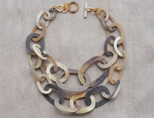 Collar con Colgante de Cuerno de Búfalo Hecho a Mano con Diseño Único y Ecológico para Mujer, Cadena Moderna y Resistente - Product Image 2