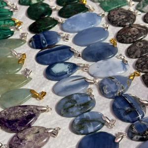 Colgante de piedras preciosas múltiples y mixtas Colgante de lote de cabujón plateado de plata esterlina Collar con colgante de gancho de plata Joyería unisex. - Product Image 3