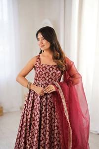 Robe Anarkali en Chanderi Jacquard Butti avec broderies et sequins, entièrement cousue, prête à porter, avec bas et dupatta. - Product Image 3
