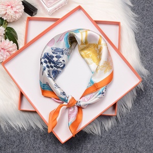 Écharpe carrée en soie à carreaux avec bordure orange et imprimé calèche de chevaux pour femme, coffret cadeau - Product Image 1