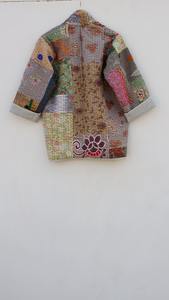 Veste d'hiver de style japonais fait à la main Robe Kantha brodée de fleurs avec motif de lettres imprimées en blocs Veste Kantha - Product Image 6