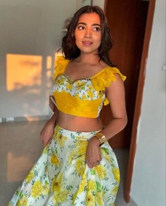 Lehenga Choli par SHREE INDIAN EXPORTS pour les fêtes de mariage Style de robe longue en soie organza de luxe de qualité supérieure - Product Image 2