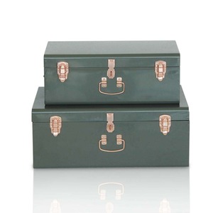Ensemble de 2 coffres de rangement en acier métallique vert militaire pour la maison, avec accessoires couleur or rose, salon - Product Image 1