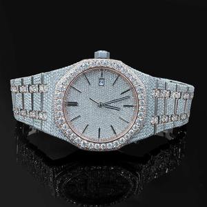 Fabriquée en acier inoxydable, cette montre en diamants de moissanite présente une clarté VVS, ajoutant une touche de luxe et rehaussant votre style. - Product Image 6