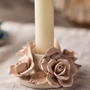 Portavelas de cerámica floral con detalles de rosas suaves para una atmósfera romántica, disponible a precios de mayoreo - Product Image 1