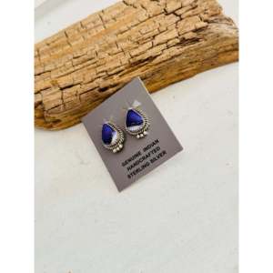Boucles d'oreilles clous Trish Largo Purple Mohave en composite et argent sterling, forme goutte d'eau avec technologie d'incrustation à sertissage clos - Product Image 4
