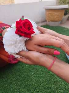 Handcrafted ประดิษฐ์ Gajra ดอกไม้ Kangan/กําไลข้อมือชุดปรับขนาดสีขาวปรับแต่งที่สมบูรณ์แบบสําหรับงานแต่งงาน - Product Image 4