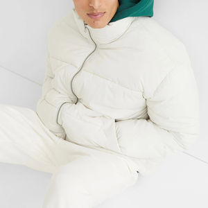 Explora las Chaquetas Acolchadas Ligeras que Ofrecen Máxima Calidez y un Tamaño Mínimo para tus Aventuras Invernales - Product Image 4