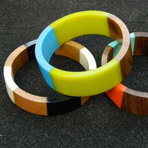 Bracelets vintage pour femmes, écologiques, en acrylique, personnalisables en largeur, géométriques irréguliers, bracelets de fête, bracelets en résine, bracelets enveloppants - Product Image 1