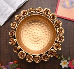 Vajilla tradicional Lotus Metal Urli para Pooja y decoración del hogar Urli para decoración de bodas a precio mayorista - Product Image 5