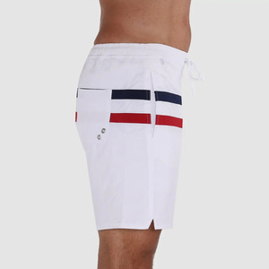 Shorts de bain personnalisés pour hommes pour l'entraînement physique en plein air, maillots de bain, shorts de plage avec design en patchwork et décoration de logos - Product Image 4