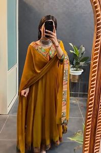 Venta al por Mayor de Ropa India y Pakistaní 2022, Kurti Bordado de Lana Tejida para Mujer, Salwar de Seda en Diferentes Colores para Bodas - Product Image 4