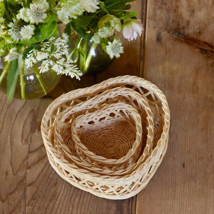 Superbe ensemble de paniers de service en forme de coeur en rotin fait main polyvalent et pratique pour la maison - Product Image 5