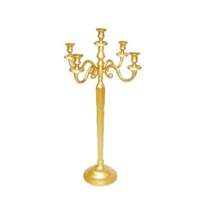 Candelabro de 5 brazos con acabado dorado de aspecto tradicional para decoración de eventos y fiestas. - Product Image 3