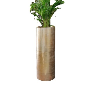 Vase à fleurs en métal de style moderne finition or et argent brillant avec design martelé pour décoration et affichage de mariage élégants - Product Image 2