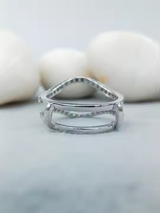 Lujoso anillo de diamante de moissanita de plata 925 personalizado y oro blanco Pave ajuste regalo de compromiso para esposa - Product Image 5