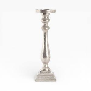 Porte-bougie élégant et haut en argent avec une forme traditionnelle et une base lourde pour un intérieur luxueux et une décoration remarquable - Product Image 6