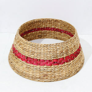 Collar de Árbol de Navidad de Jacinto de Agua Artex Dong Thap, Decoración Tejida con Rayas Rojas - Product Image 1