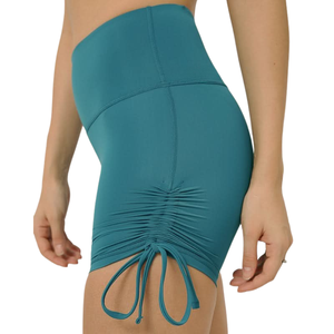Shorts de yoga écologiques en tissu recyclé pour femmes, taille haute, confort optimal pour la salle de sport, l'entraînement et la pratique du yoga - Product Image 1
