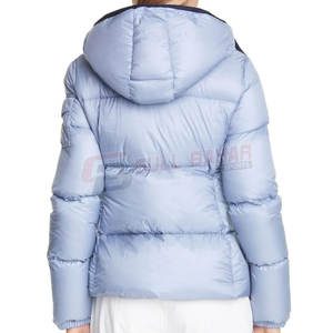 Chaqueta acolchada para mujer con brillo metálico y diseño urbano minimalista Chaqueta acolchada de cuello alto para mujer - Product Image 3