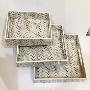 Plateaux décoratifs sur mesure avec un design en marbre avec veinage noir et or Idéal pour les cadeaux et la décoration intérieure - Product Image 3