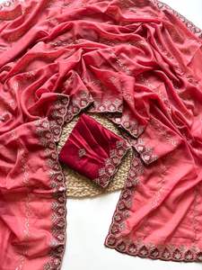 Sari de Georgette de Seda Tradicional de Primera Calidad con Bordado Multicolor y Blusa con Bordado en Contraste - Product Image 4