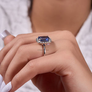 Bague de fiançailles coupe coussin saphir bleu avec Moissanite Halo saphir en or blanc et bague Moissanite pierres rondes d'accent - Product Image 3