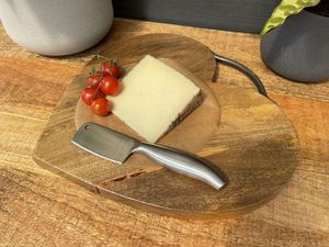 Tabla de cortar de madera de mango hecha a mano con mango de corte en forma de corazón para vegetales y queso en tamaños personalizados - Product Image 6