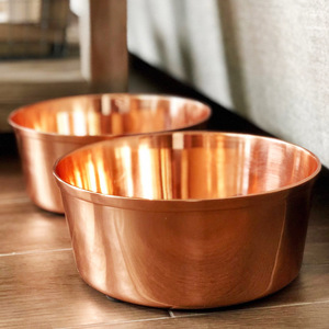 Ensemble de 2 bols de service en cuivre, design tendance, couleur noire et marron, pour la décoration de table, pour les événements et les fêtes, en vente - Product Image 3