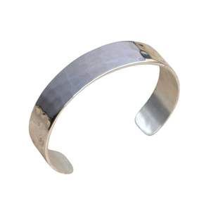 Bracelet ouvert élégant pour femmes en laiton plaqué argent avec gravure personnalisée, bracelet de créateur, cadeau de bijoux - Product Image 1