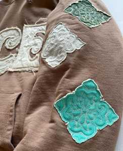 Sudadera personalizada hecha a mano, un diseño extragrande y corto, muy especial, con efecto desgastado y bordado con apliques y parches bordados. - Product Image 3