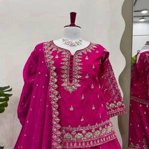 Elegante Top de seda brillante Lehenga Set con lentejuelas e hilo de trabajo Semi-cosido Lehenga y Georgette Dupatta con borde de encaje - Product Image 2