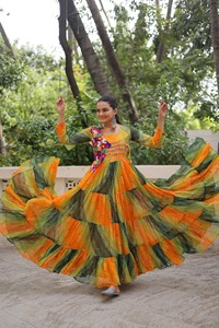 Dernière fausse georgette exclusive avec impression Leheriya et Bandhani avec fabricant de robe patch Kutchi d'Inde - Product Image 4